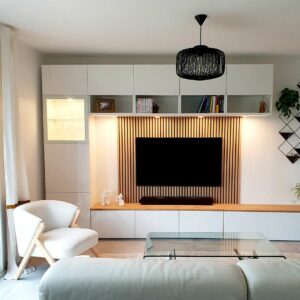 Meuble de télévision avec tasseaux décoratifs pour un salon convivial et chaleureux.