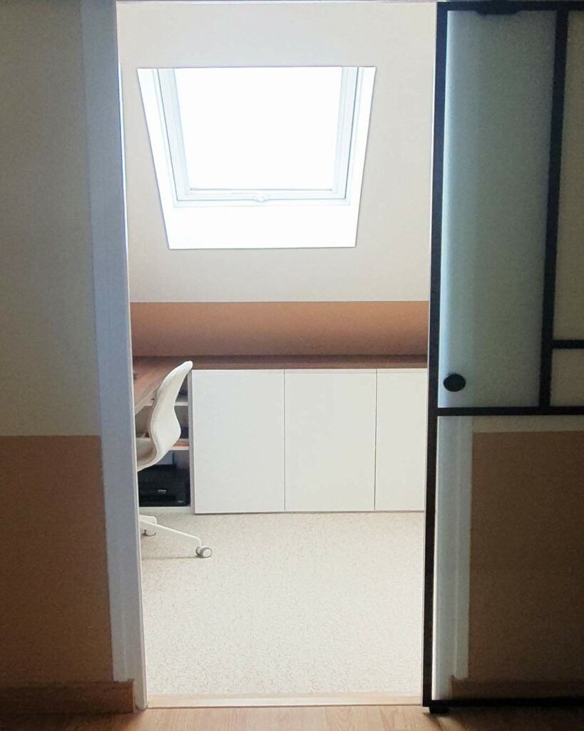 bureau de télétravail sous pente