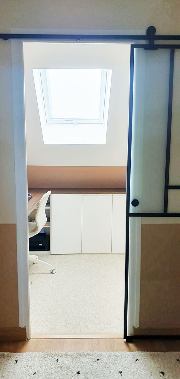 bureau mansardé avec porte coulissante verrière