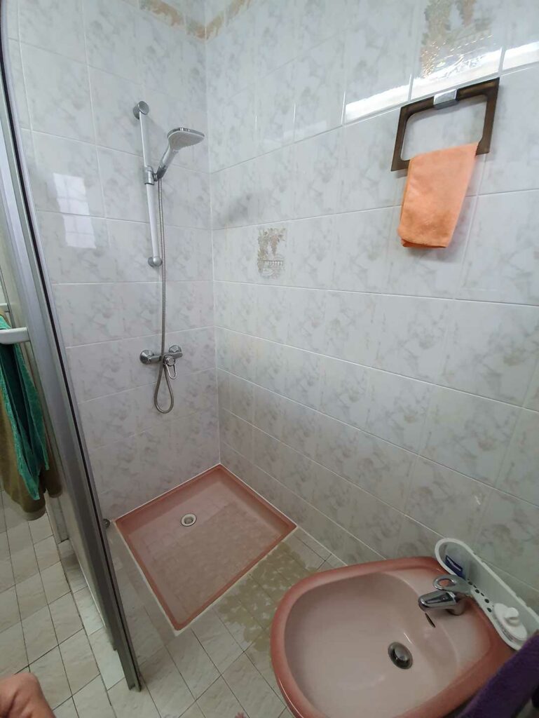 Douche et bidet avant rénovation de salle de bain