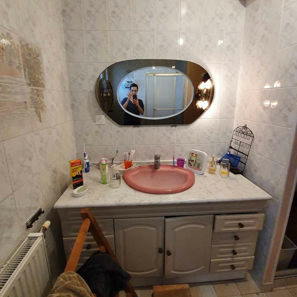Meuble vasque avant travaux de rénovation